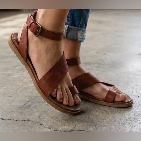 NIB Brand New In Box Very G Steffy Vegan Leather Strappy Flats Sandals - Picture 4 of 10